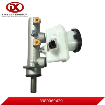 Le moteur de freinage, le cylindre principal, le pick-up Isuzu D-Max