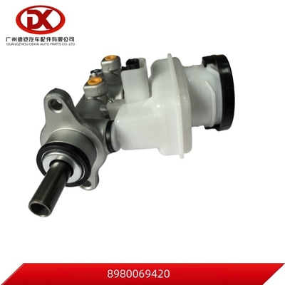 Le moteur de freinage, le cylindre principal, le pick-up Isuzu D-Max